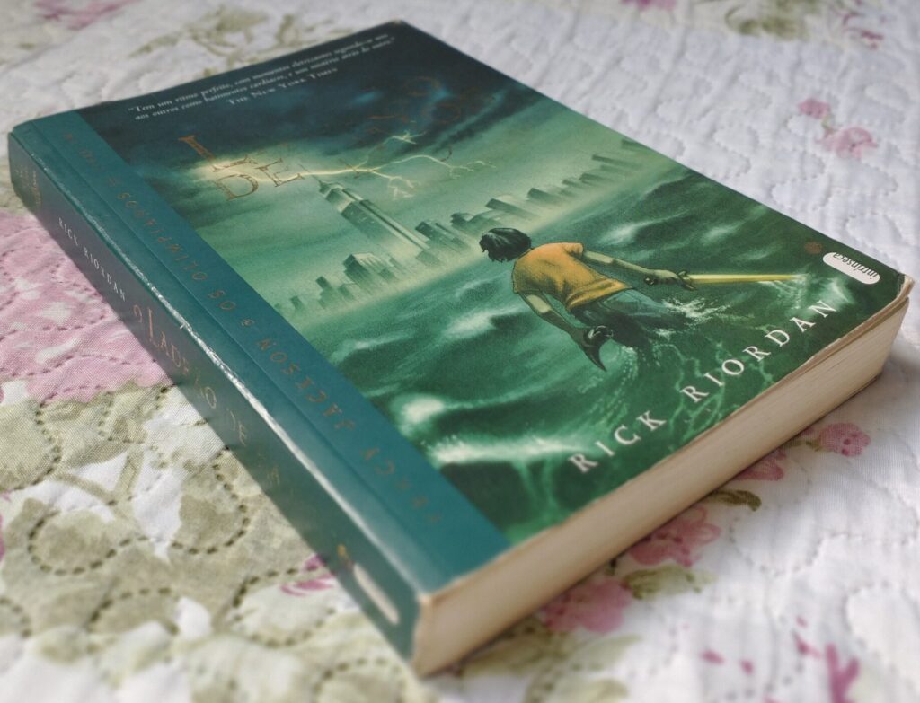 Capa de Percy Jackson e O Ladrão de Raios, primeiro livro da série Percy Jackson e Os Olimpianos, escrita por Rick Riordan e publicada no Brasil pela editora Intrínseca.