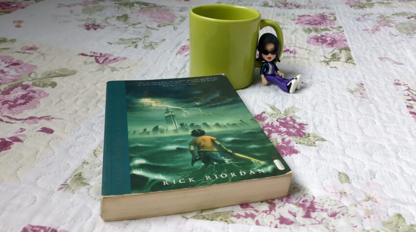 Capa do livro Percy Jackson e O Ladrão de Raios, do autor texano Rick Riordan, publicado no Brasil pela editora Intrínseca.