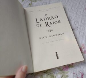 No começo da jornada de Percy Jackson, filho do deus do mar, Rick Riordan nos apresenta uma história muito bem amarrada, repleta de emoção, fantasia e criaturas mitológicas.