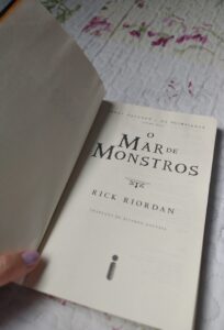 Segundo livro da saga Percy Jackson e Os Olimpianos, de Rick Riordan, lançado no Brasil pela editora Intrínseca.